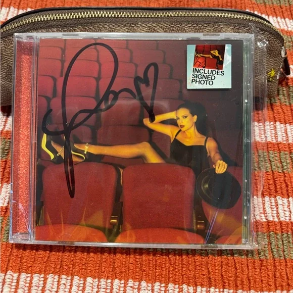 Taylor Swift The Life of a Showgirl CD + Hand Signed Photo 4 - Picture 1 of 3